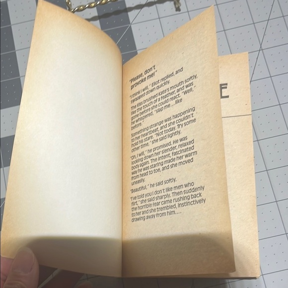 Charlotte Lamb 'Man's World' Harlequin Book - Picture 5 of 7